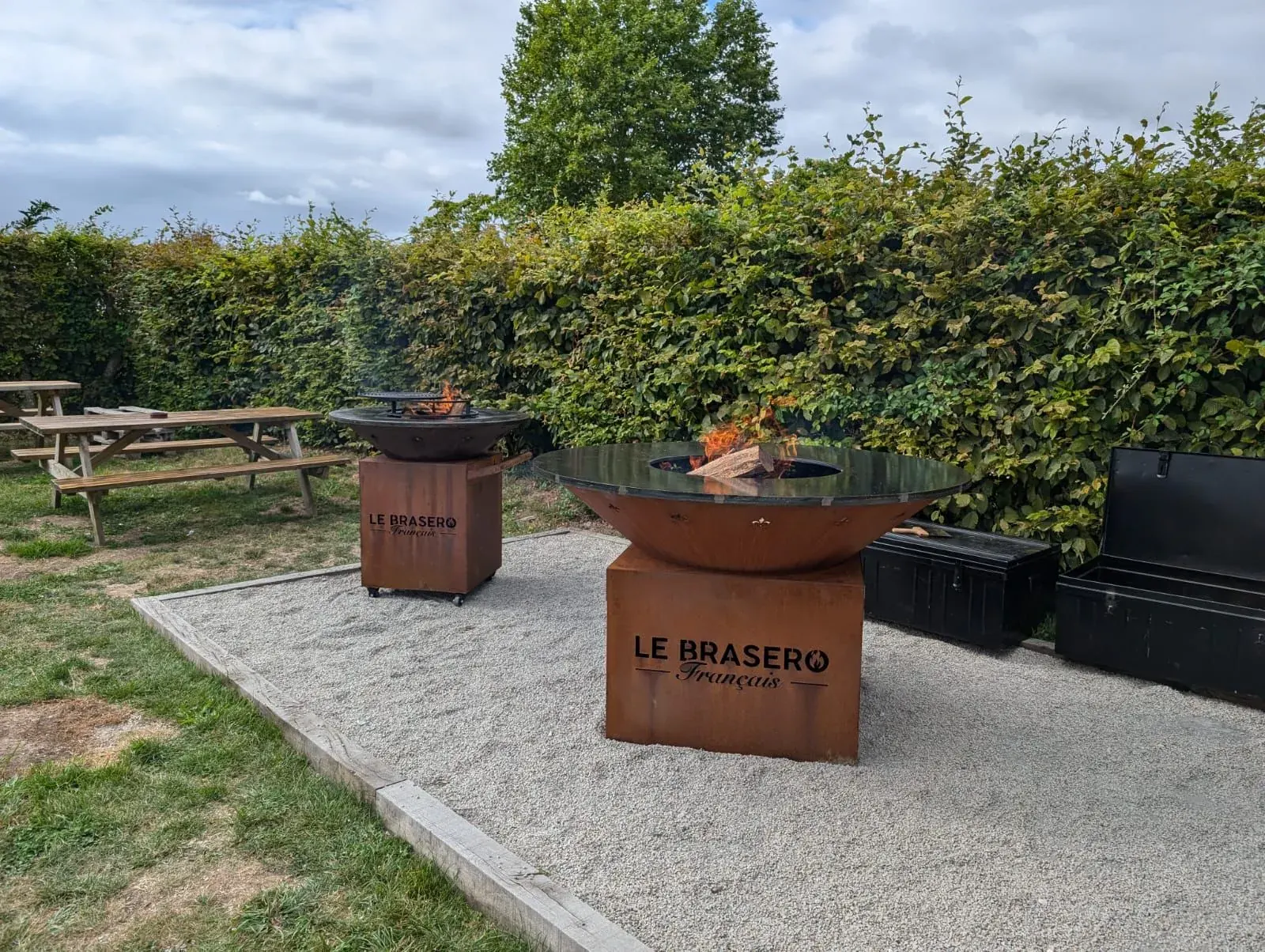 Deux braseros du Brasero Français allumés en extérieur
