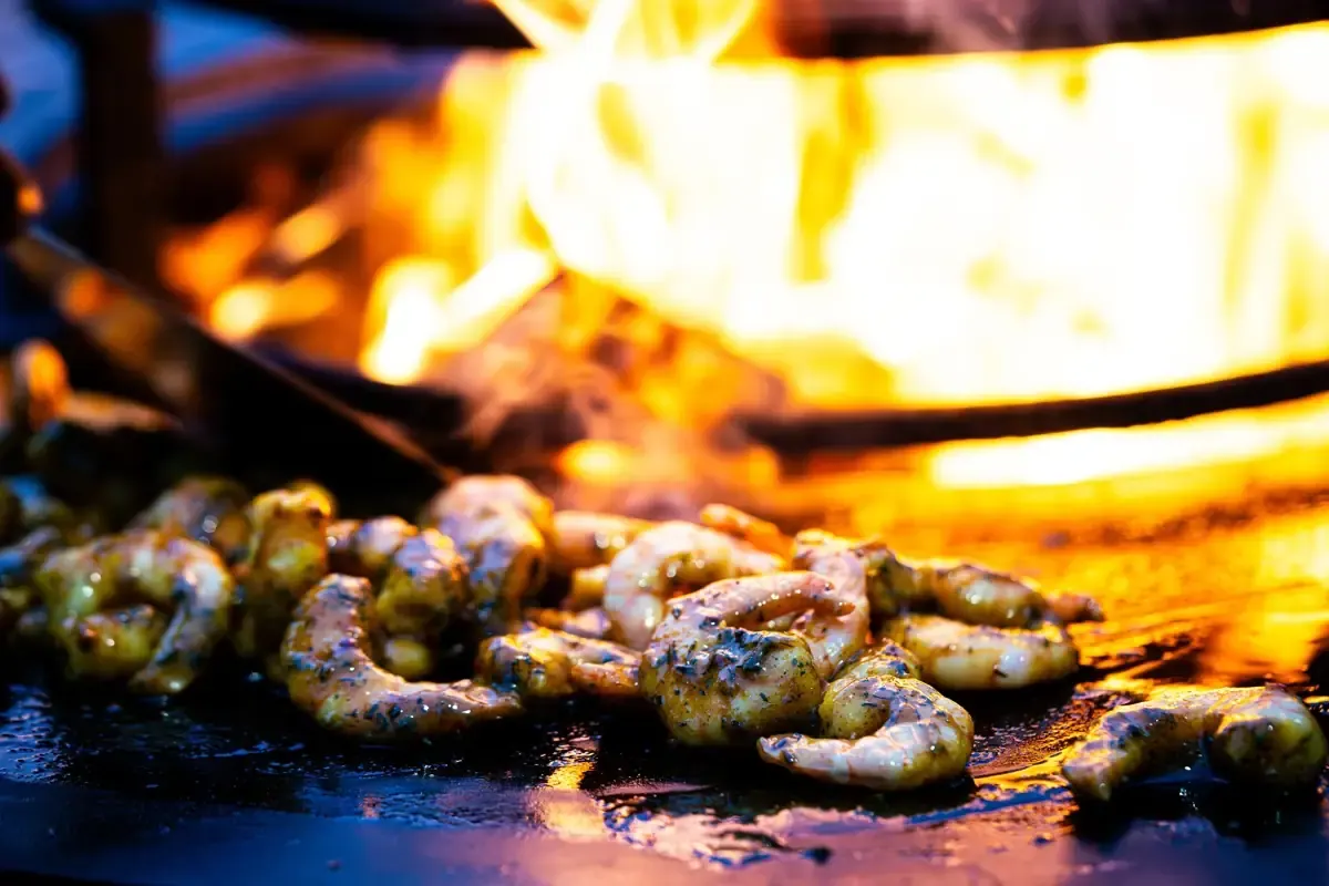 Crevettes marinées saisies au-dessus des flammes