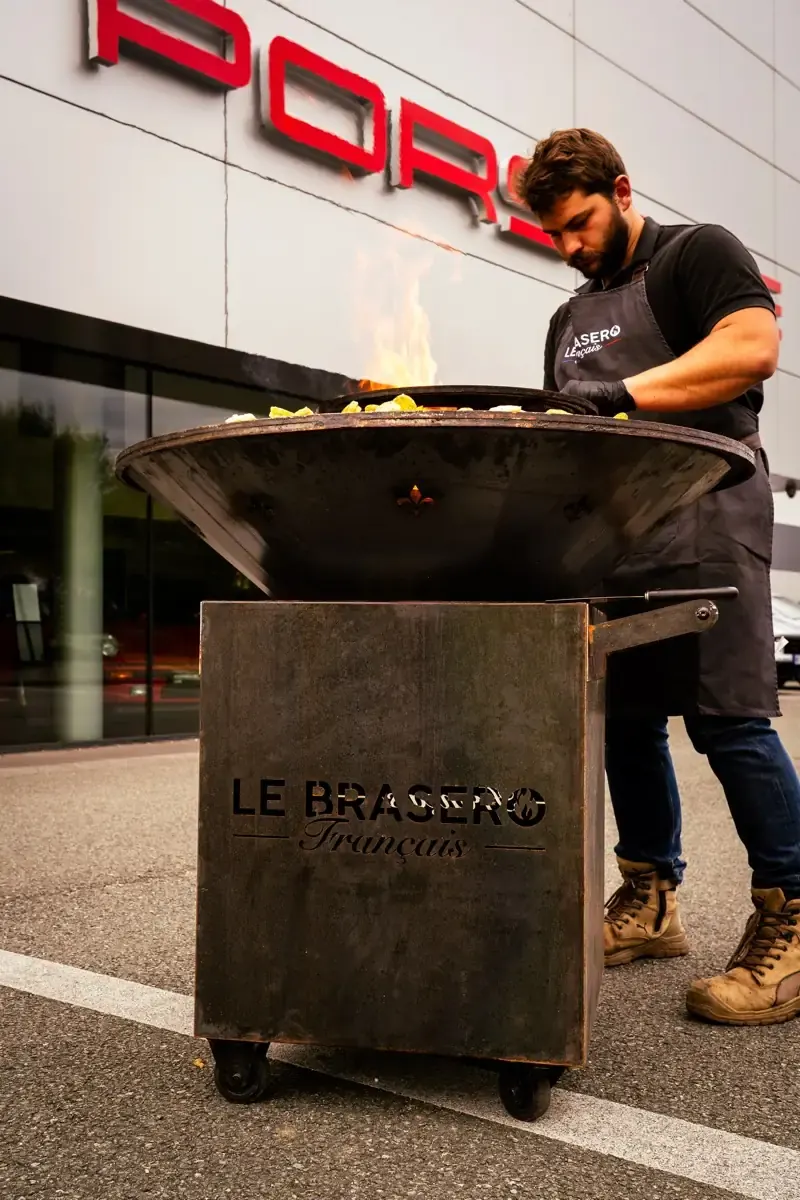 Cuisinier en tablier au brasero lors d’un événement