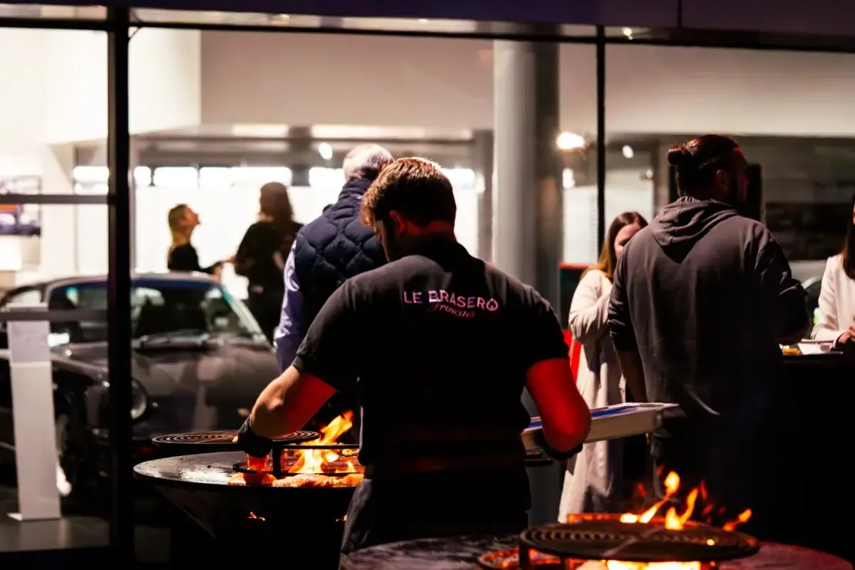 Cuisinier Jango aux braseros lors d’une réception de nuit