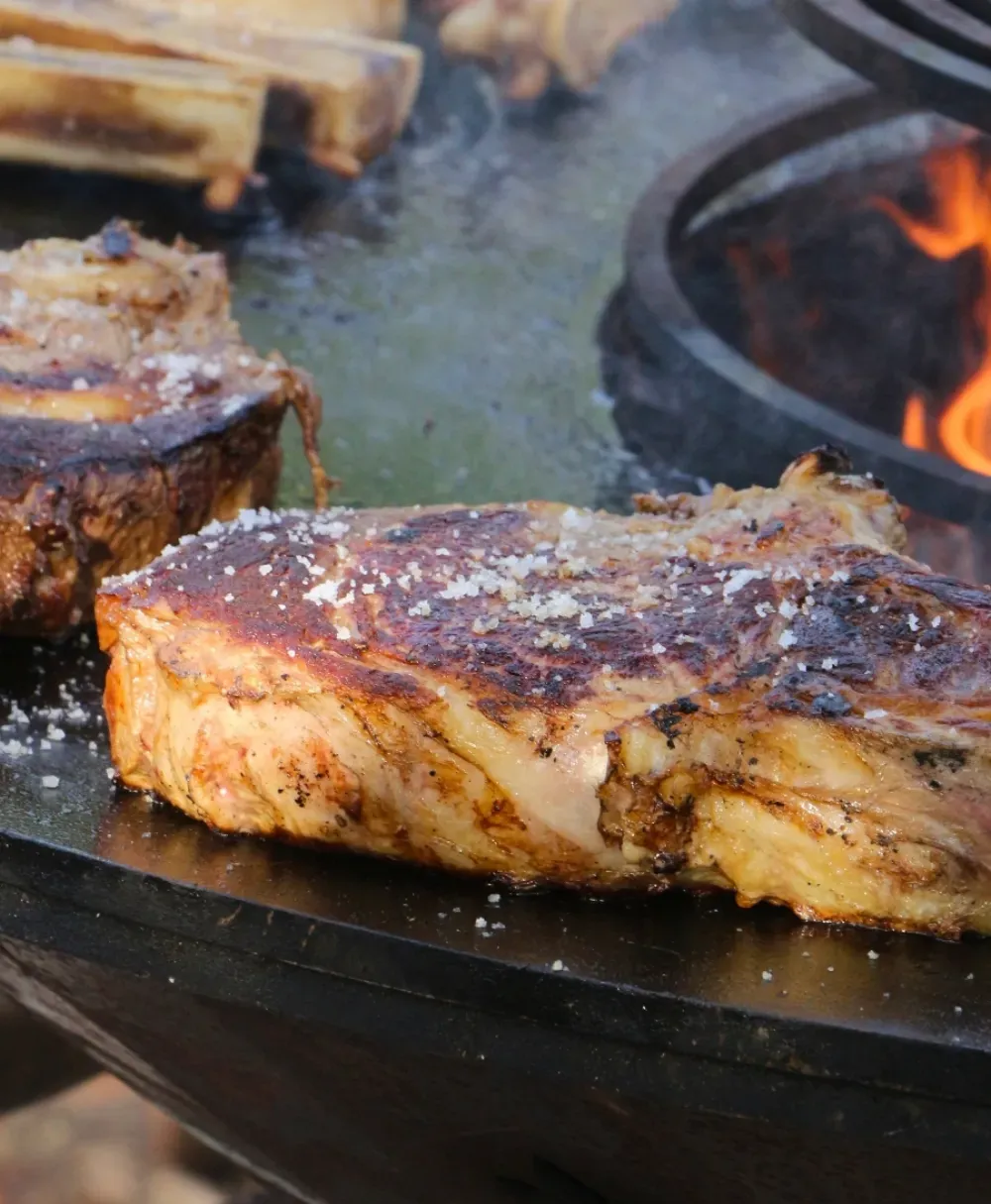 Côte de bœuf saisie au brasero